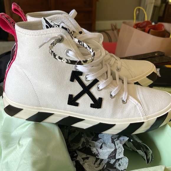 100% Authentic Off White Vulcanized Sneakers - Picture 2 of 10